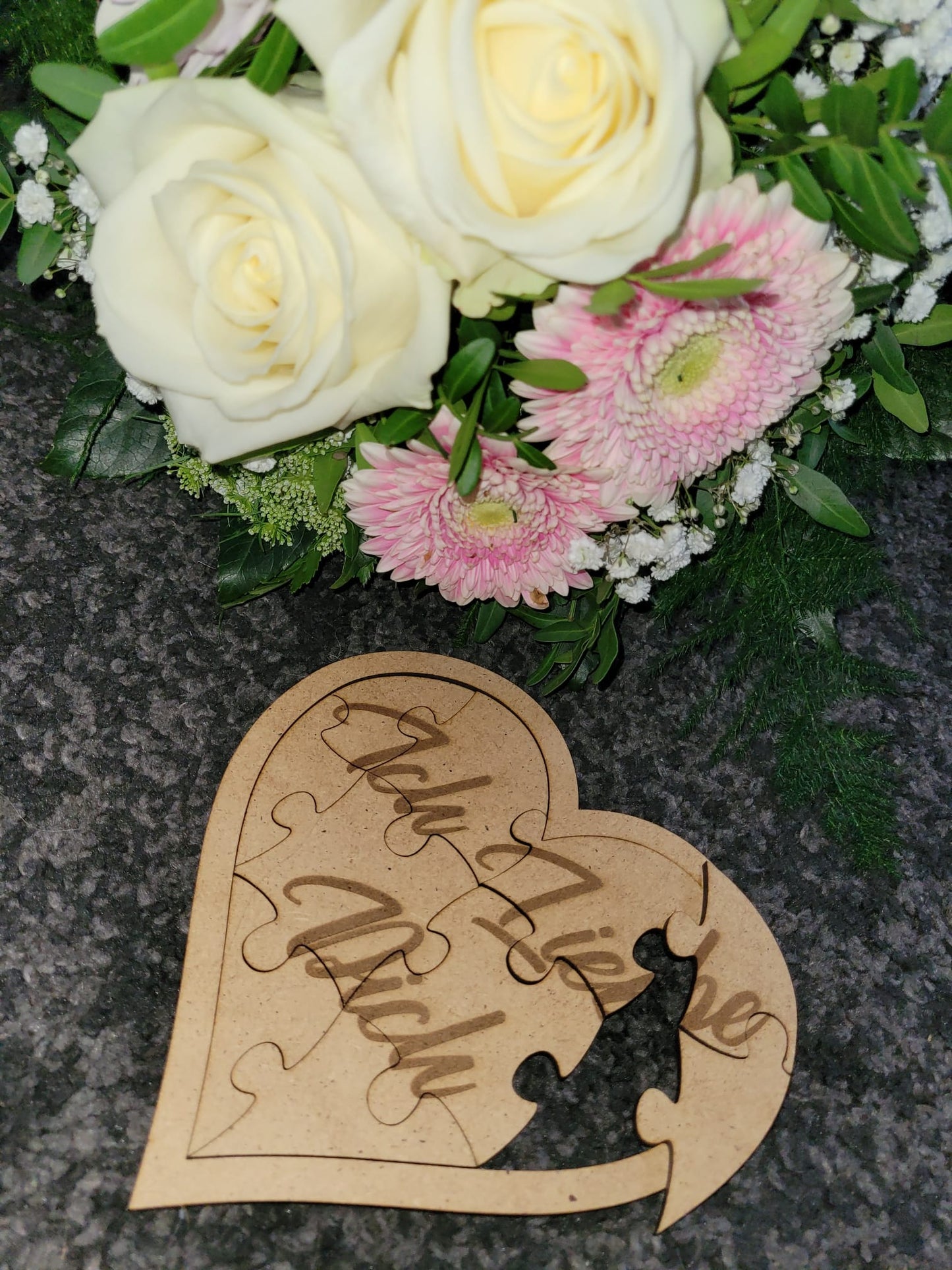 "Personalisiertes Herz-Puzzle in Edler Holzbox" – Liebe im Detail- Valentinsspecial